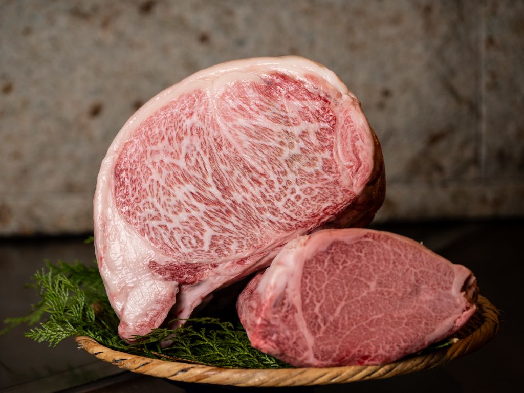 厳選された黒毛和牛の霜降り肉